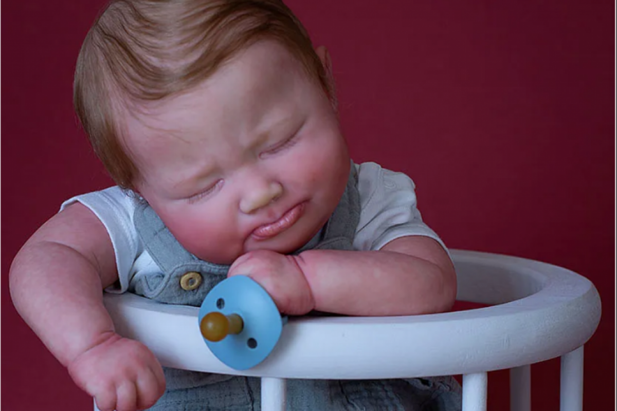 O homem insistiu que se tratava de um brinquedo e, em seguida, deu um tapa com a mão aberta na cabeça da criança.