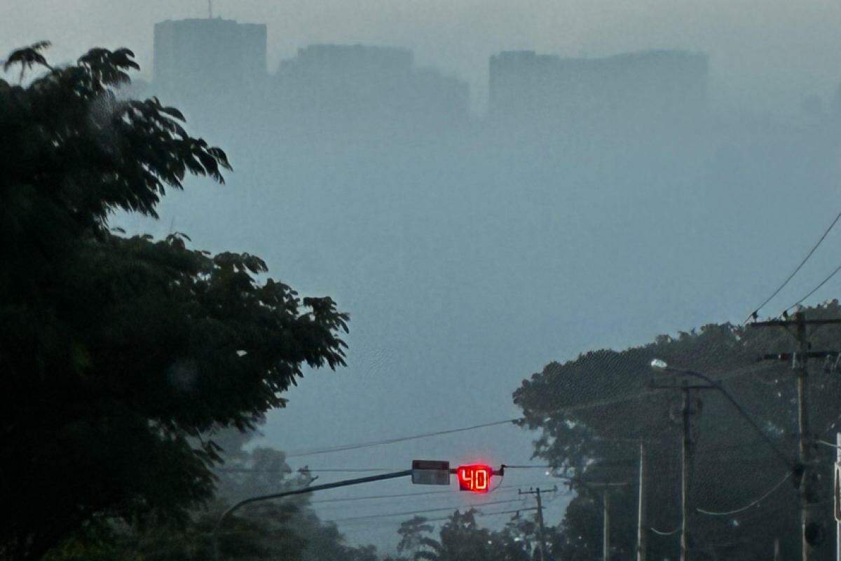 Amanhecer desta quarta-feira, 11, na avenida Rio Amazonas
