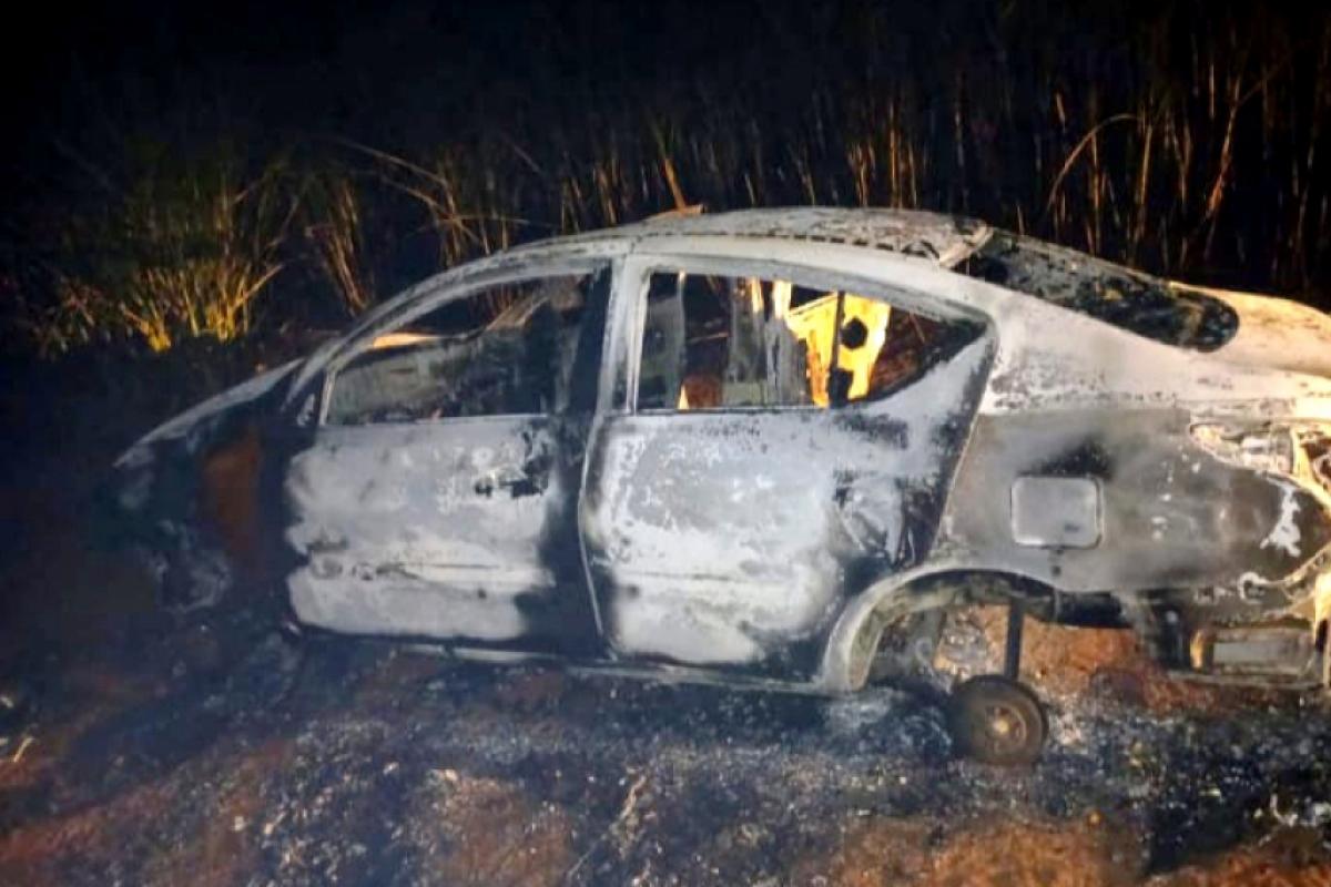 O Nissan Versa não tinha nenhuma queixa e foi encontrado totalmente queimado na área de mato.