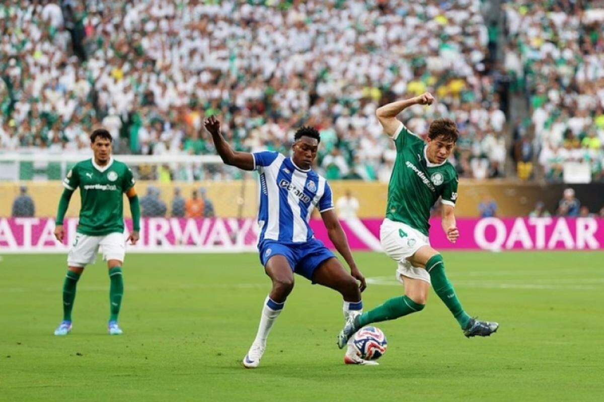 Lance do jogo entre Palmeiras e Porto
