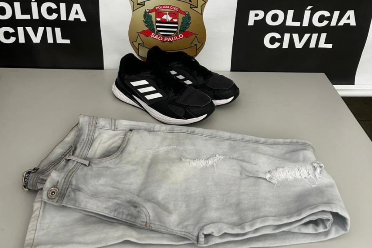 Foram apreendidos calça e tênis idênticos aos que o suspeito utilizava no dia dos fatos, e que aparecem em imagens de câmeras de segurança na região do crime