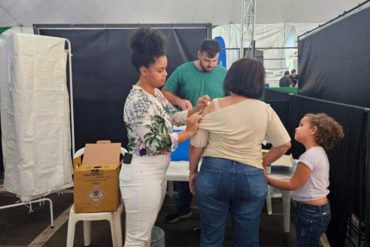 Ação da Secretaria de Saúde imunizou mais de 300 pessoas no shopping de Penápolis