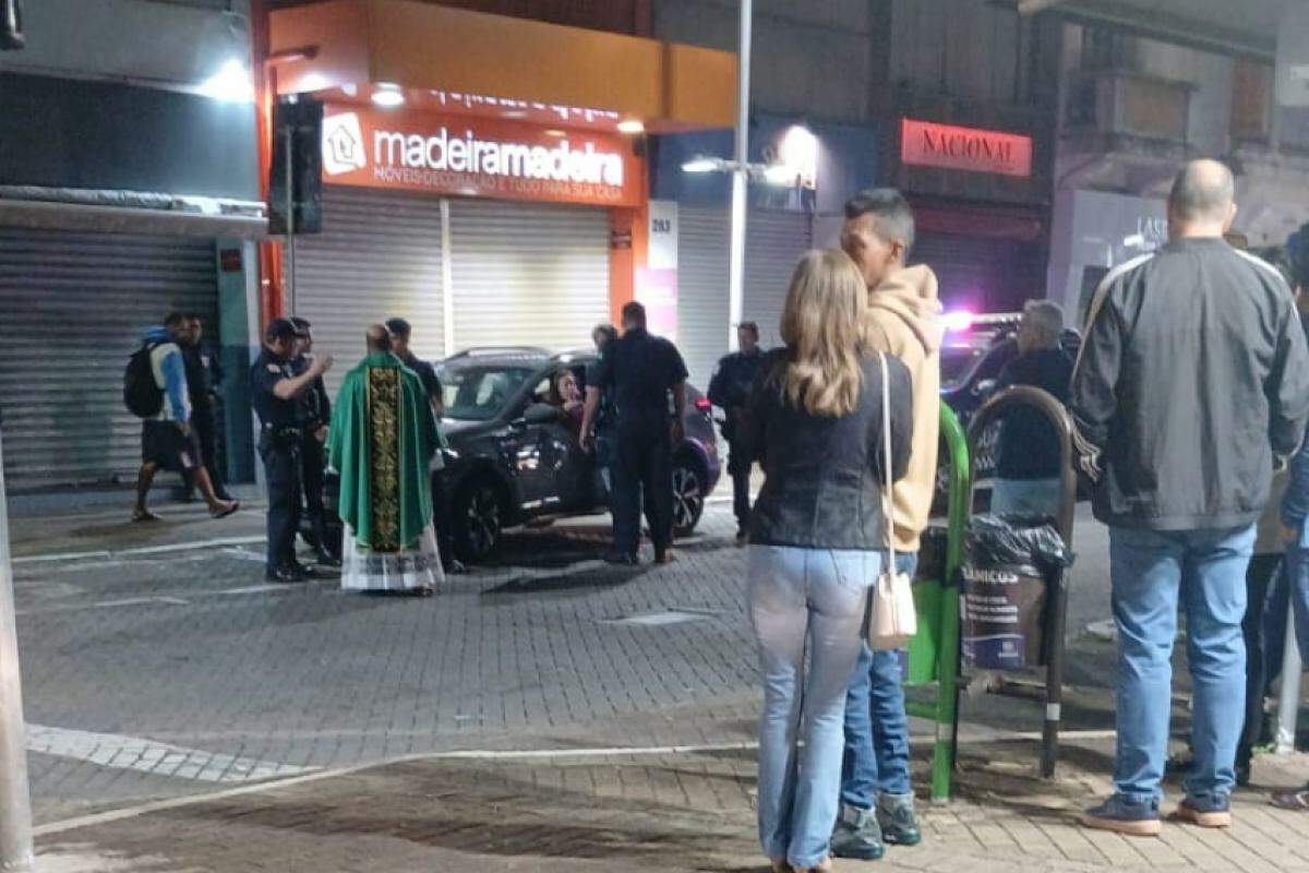 Fiéis deixam a Catedral de Jundiaí após confusão durante a missa neste domingo (22)
