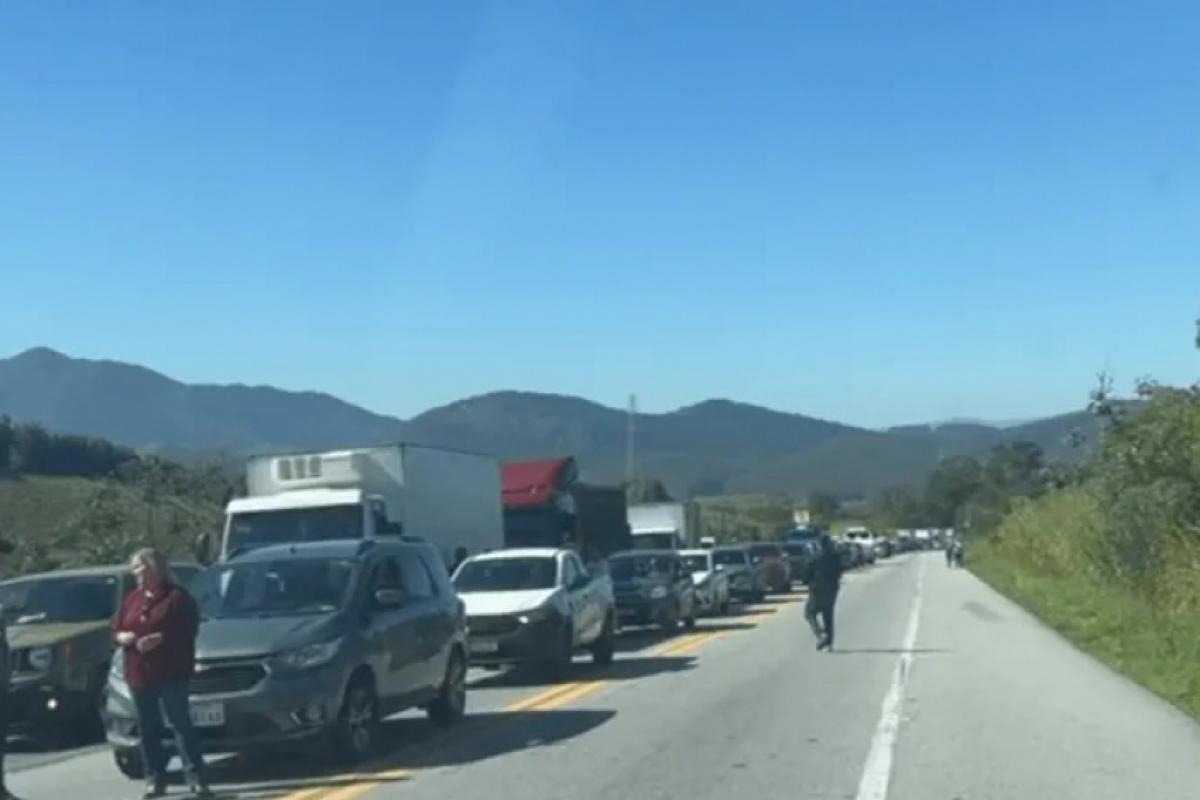 Acidente interditou pista da rodovia