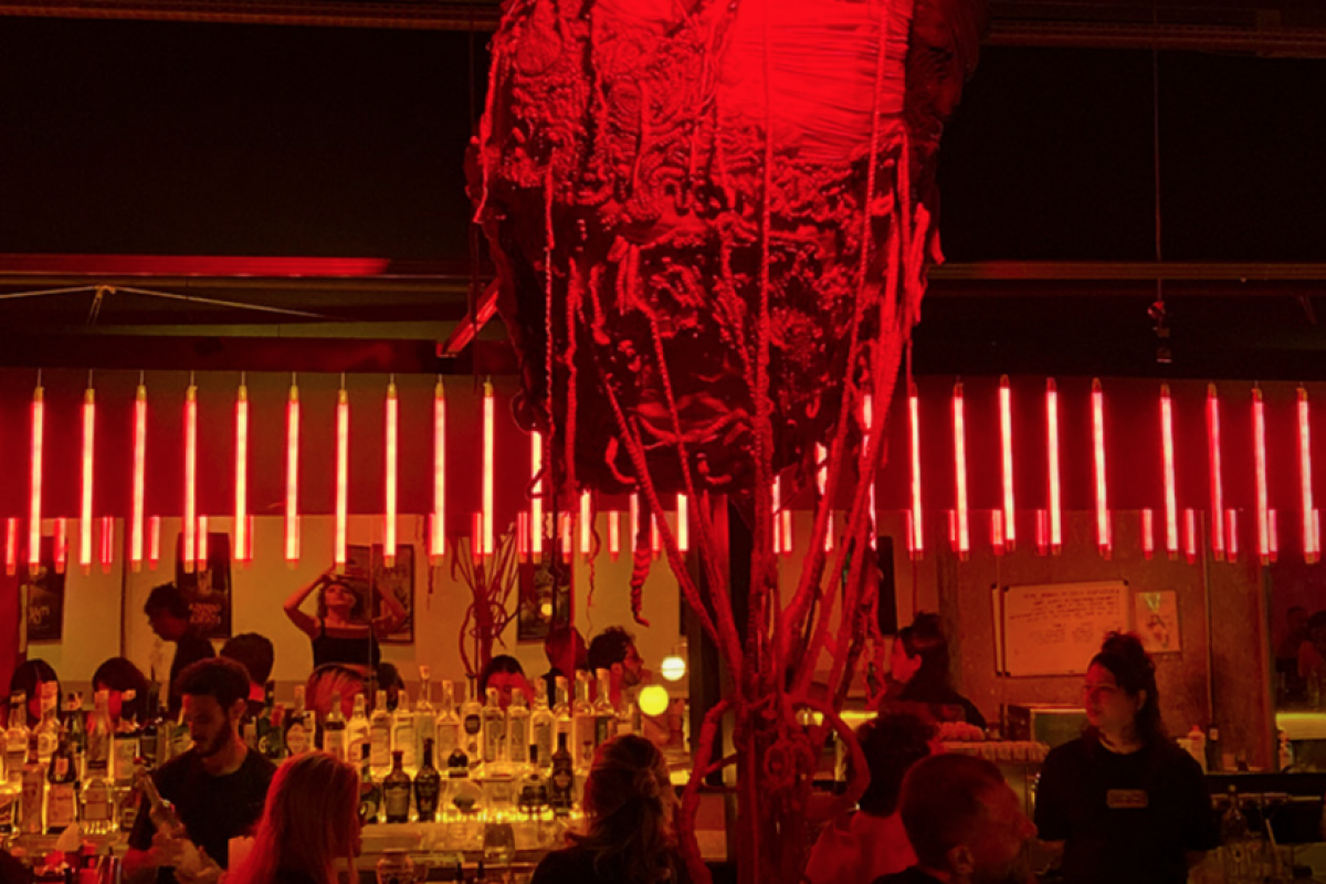 A noite conta com exibição de dois curtas brasileiros e uma festa.