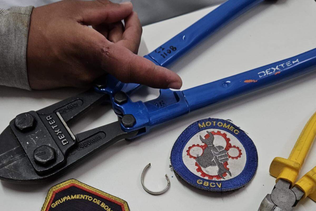 Bombeiros usaram alicates para cortar acessório