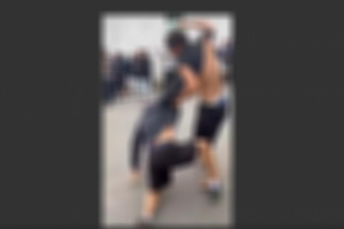 Briga entre dois jovens aconteceu no meio da rua