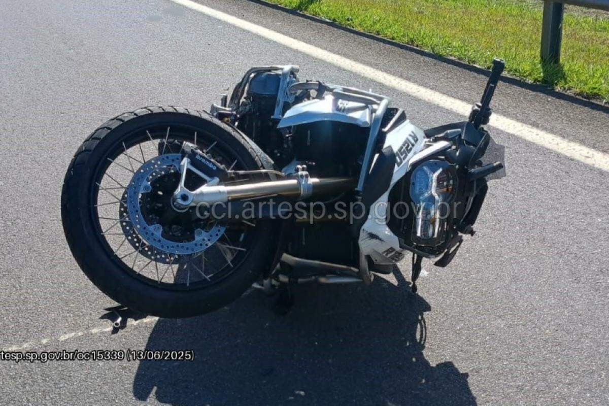 Colisão lateral com um carro e tombamento da moto causaram a morte do condutor na tarde desta sexta-feira (13).