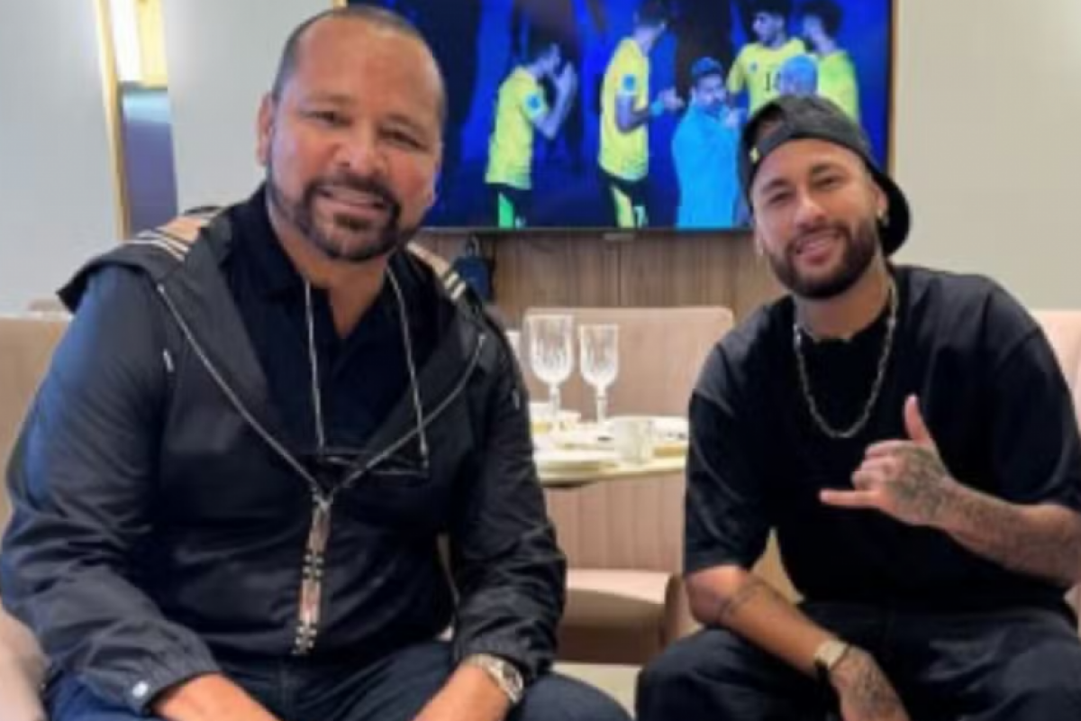 O pai e empresário de Neymar disse, em um longa entrevista ao L'Équipe, que a prioridade é continuar na Vila Belmiro
