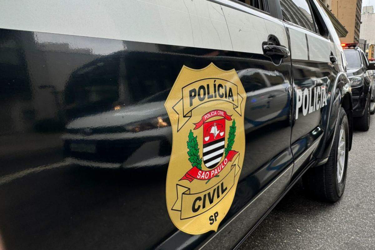 A Polícia Civil investiga se o crime pode estar ligado a uma possível vingança contra o pai da vítima.