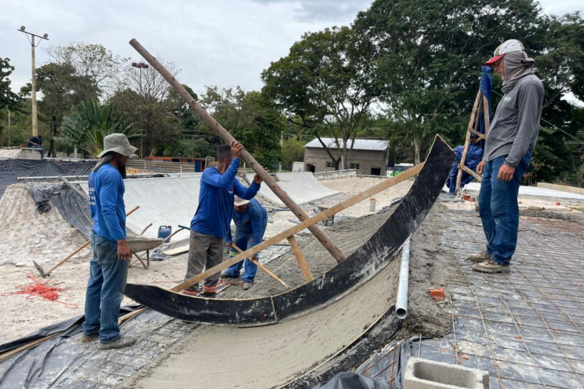 Pista recebe recebe concretagem das áreas dos pisos em curvas