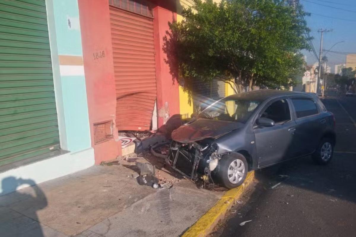 O motorista perdeu o controle da direção e o carro desceu a rua em alta velocidade, colidindo em sequência com os objetos e a estrutura do imóvel