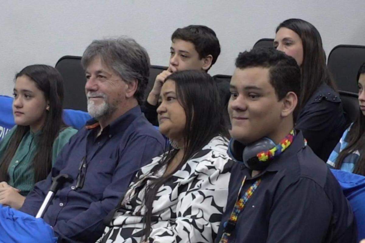 Câmara Municipal de Araçatuba concede Voto de Aplauso ao jovem escritor Fernando Furquim Corrêa, exemplo de superação e inspiração literária