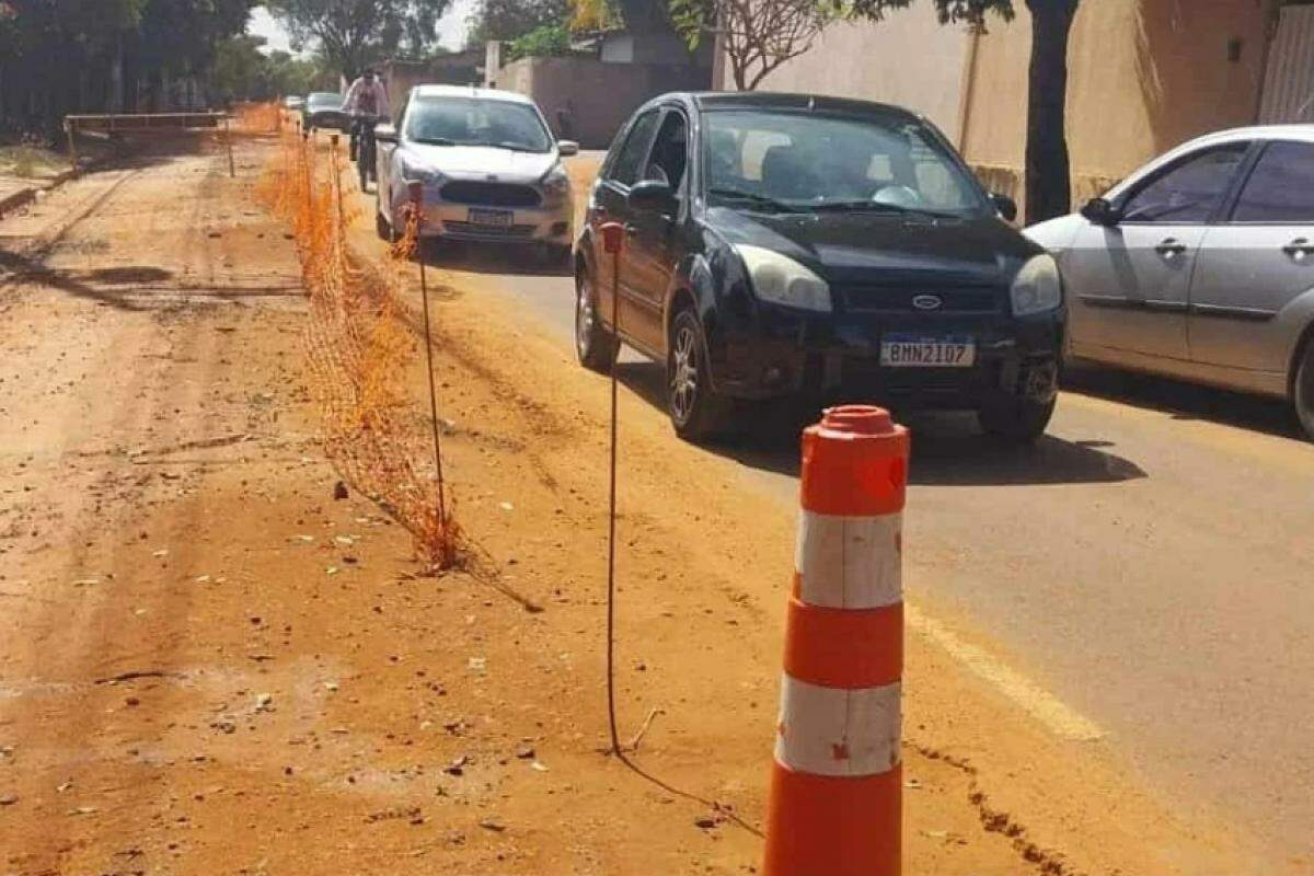 Paralisação da renovação das galerias e recomposição asfáltica no bairro Pinheiros provoca transtornos, risco à segurança e questionamentos na Câmara Municipal