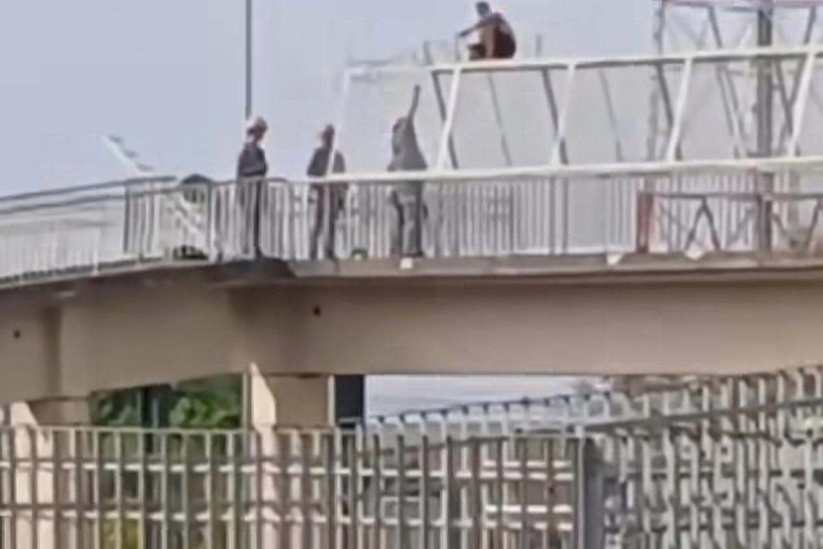 Equipes do Corpo de Bombeiros atenderam a ocorência na passarela.