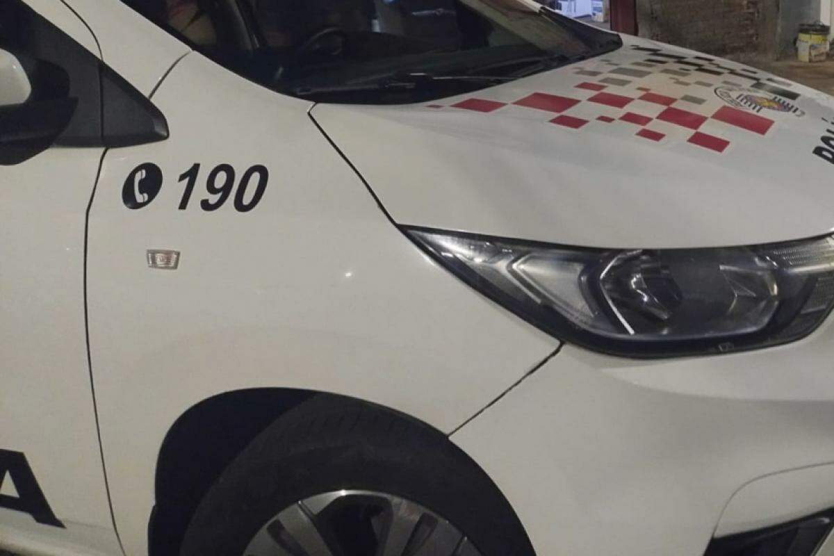 Revólver foi encontrado por moradora no quintal de casa, no bairro Recanto Verde, e entregue à PM