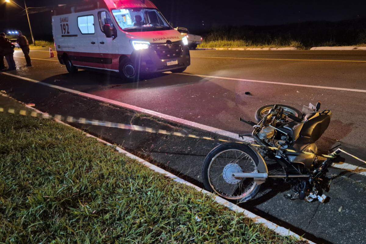 Moto caída após acidente; Samu durante o atendimento às vítimas