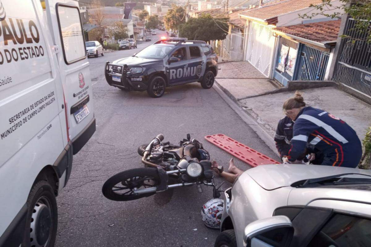 O condutor da moto realizava a manobra 'grau', quando bateu
