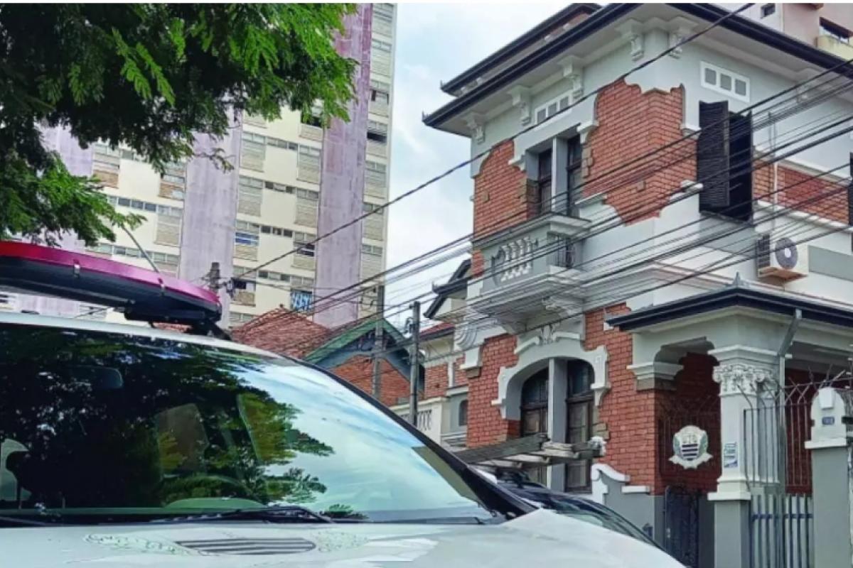 Os agressores foram conduzidos para a Delegacia de Defesa da Mulher.