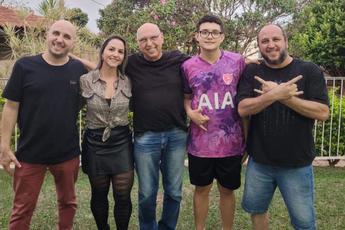 Bily (no centro da foto) com filhos Alexandre, Marco, João Pedro e Tatiana