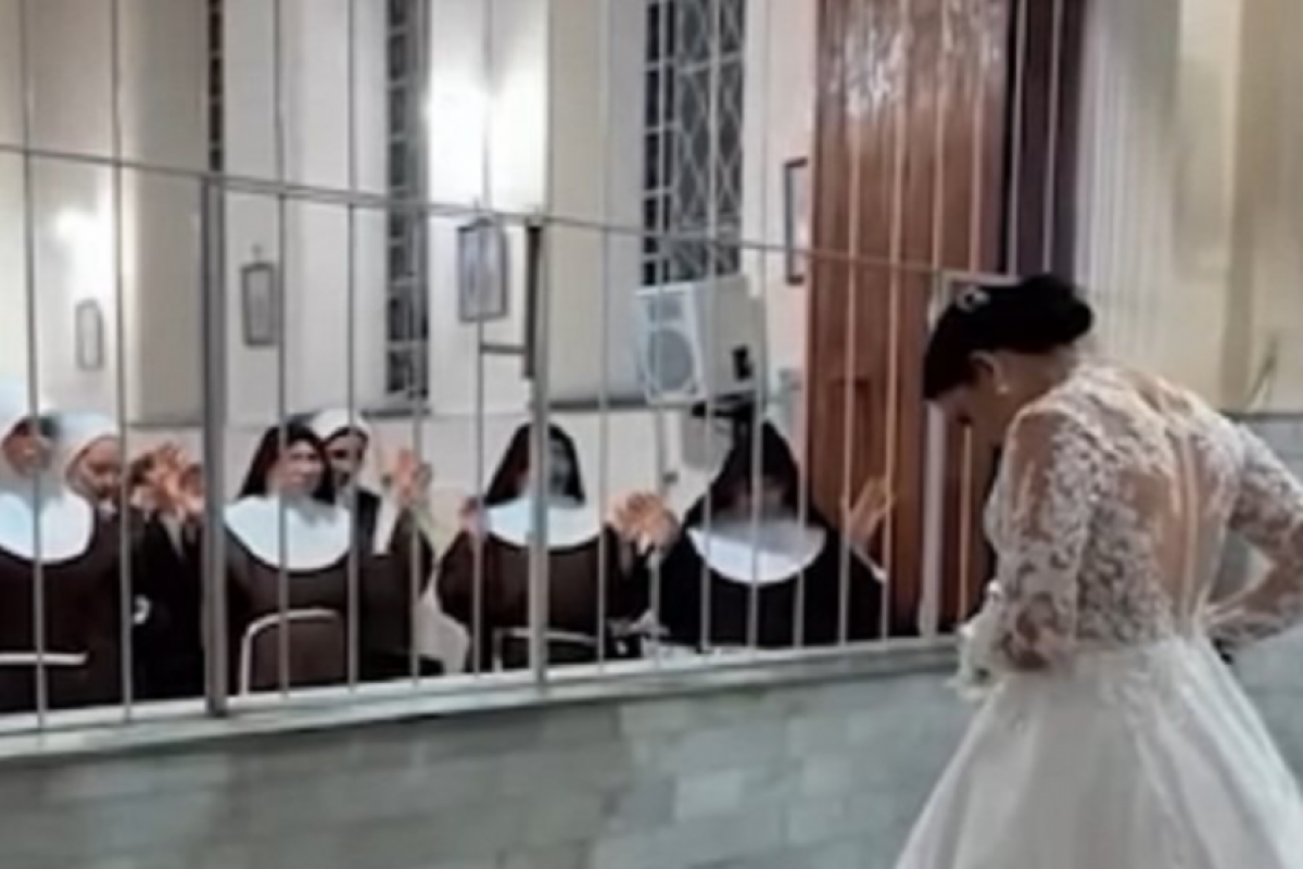O encontro comoveu as irmãs e viralizou nas redes sociais após o vídeo ser compartilhado. 