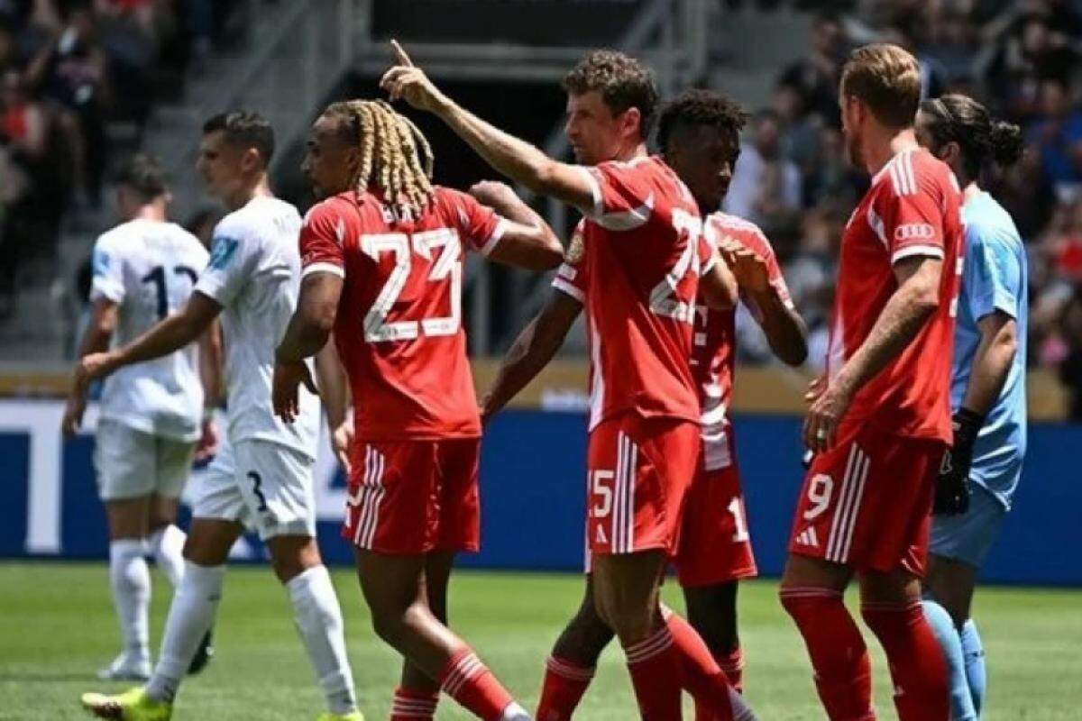 Jogadores do Bayern de Munique comemoram gol sobre o Auckland City