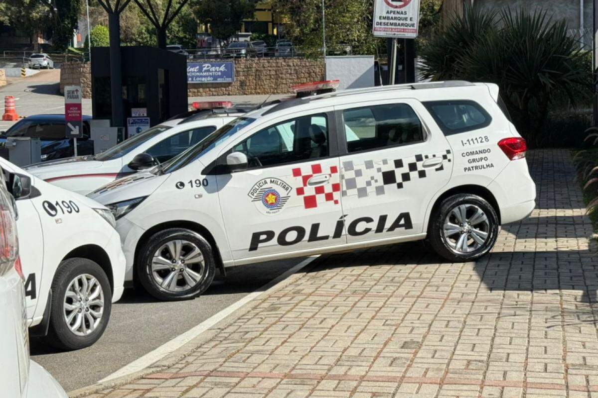 Viatura do Comando de Força Patrulha no local onde o crime foi cometido
