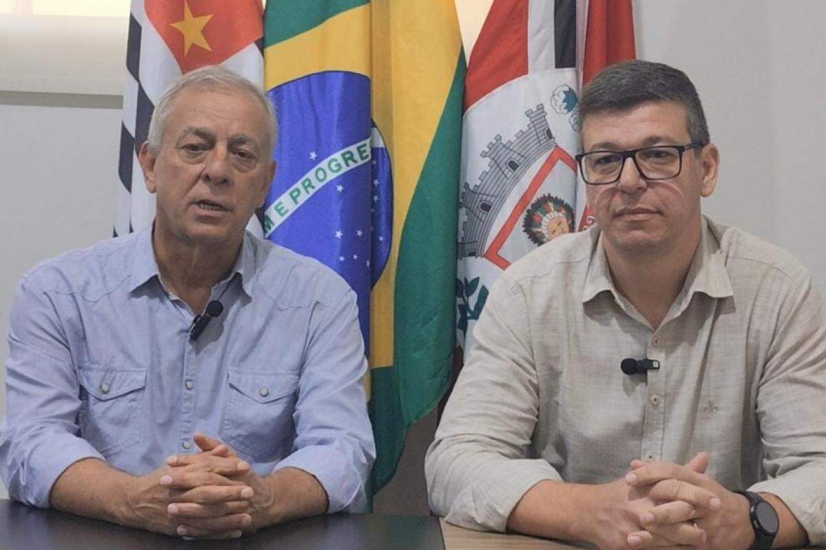 Prefeito Chéco (PDT), ao lado do assessor jurídico Vinícius Schweter