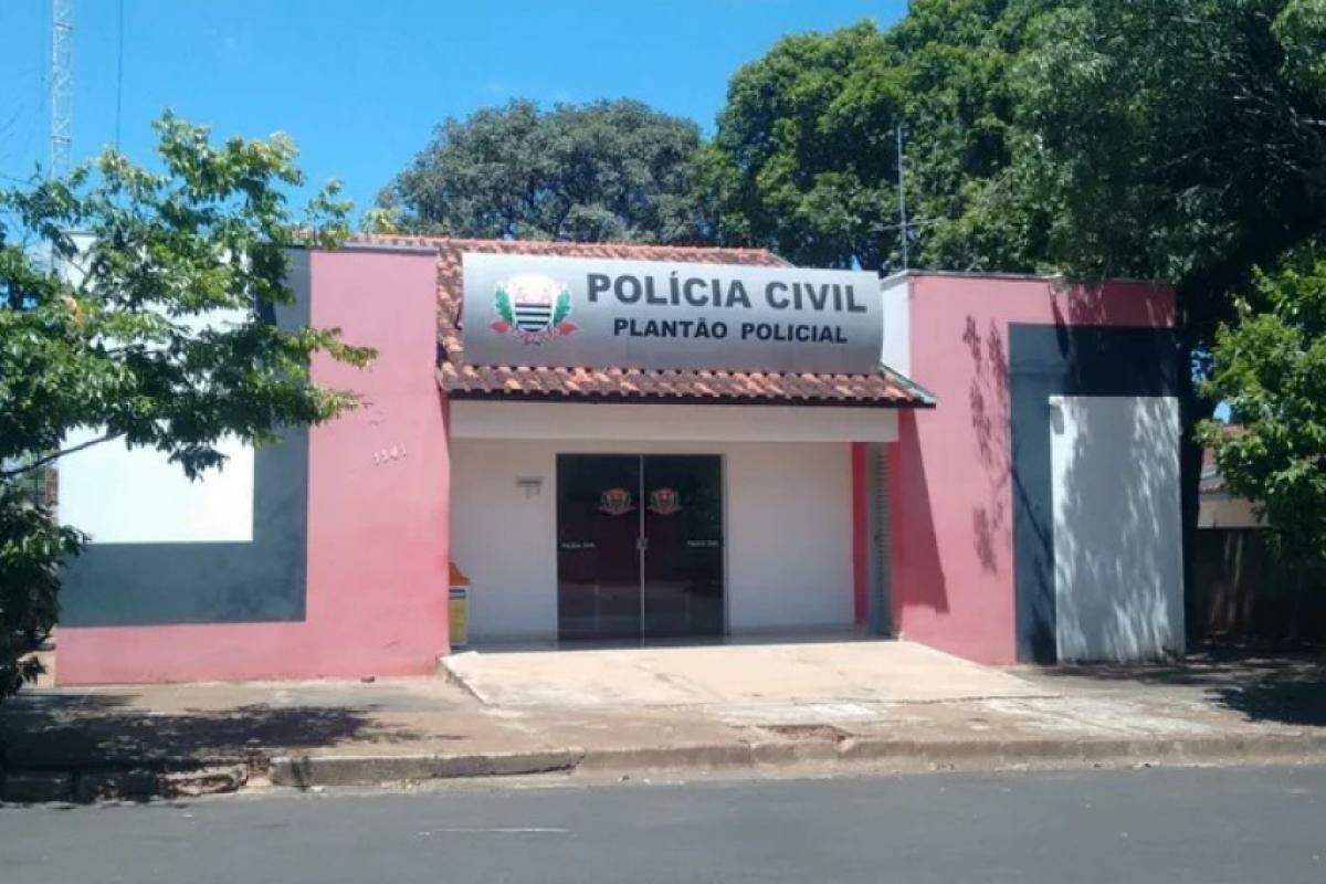 Criminosos amarraram as vítimas e levaram R$ 5 mil, celulares e câmeras
