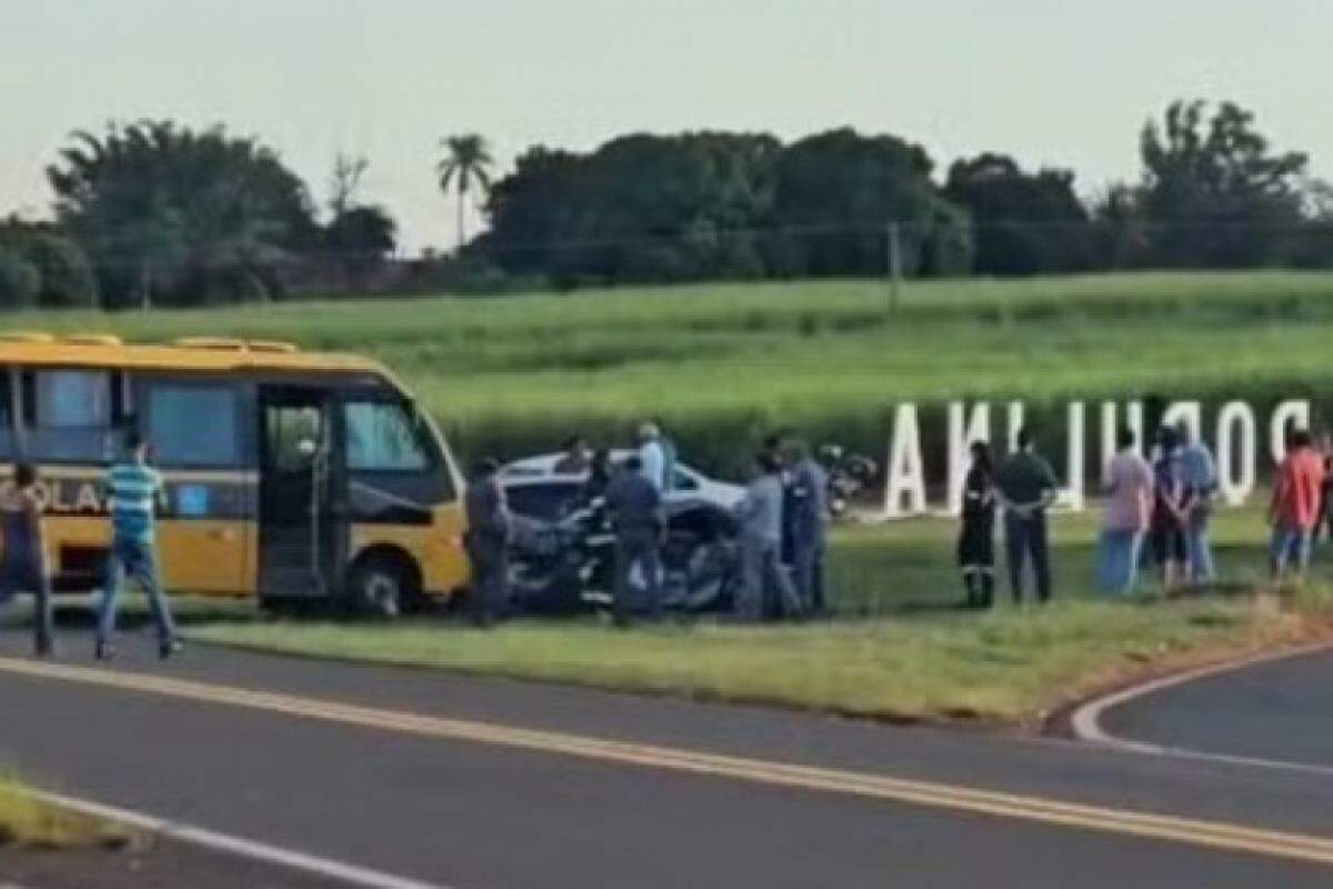 Condutor bateu contra veículo coletivo no trevo da cidade de Populina