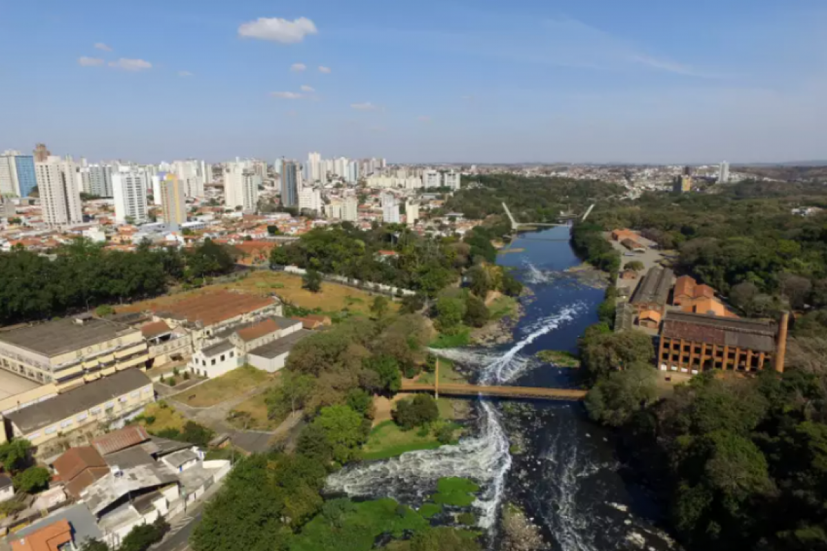 O dia começa frio, mas a temperatura sobe gradualmente e atinge máxima de 27°C no período da tarde