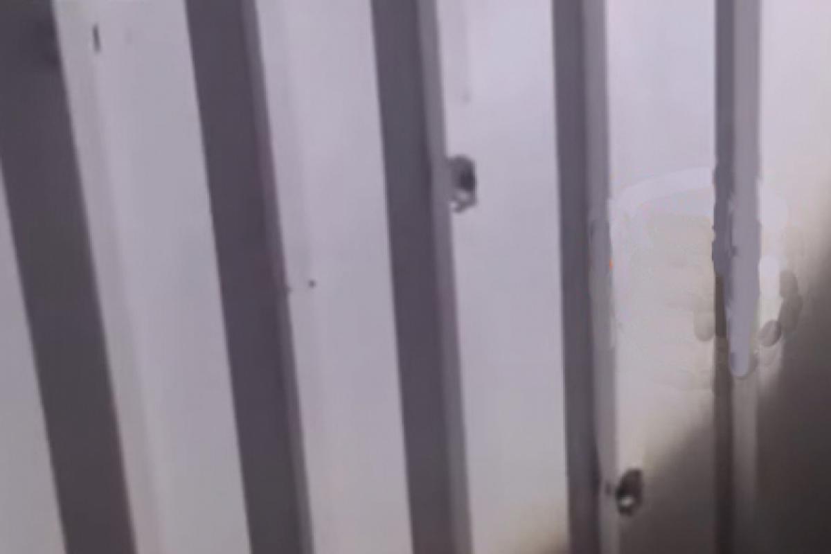 Marcas dos tiros no portão do morador de Taubaté