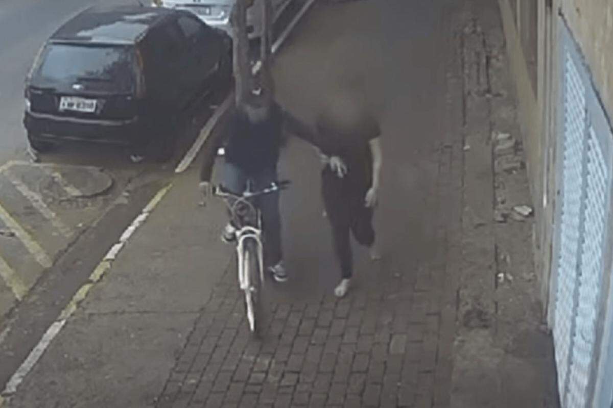 Gangue da Bicicleta ataca e mulher tem o celular roubado no centro de SP