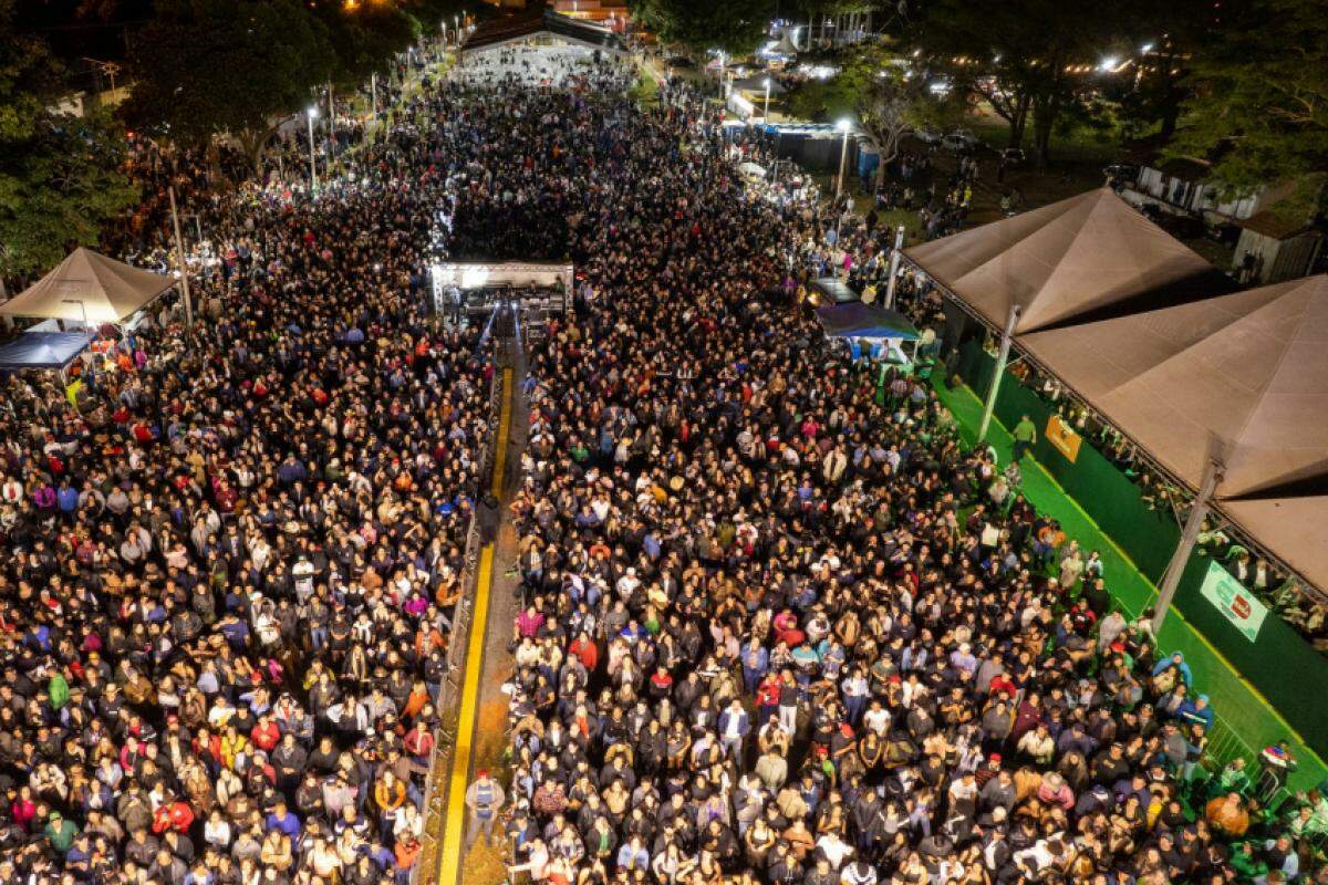 Multidão toma conta da Praça Central de Coroados durante as comemorações dos 96 anos do município; festa reuniu cerca de 17 mil pessoas em três dias