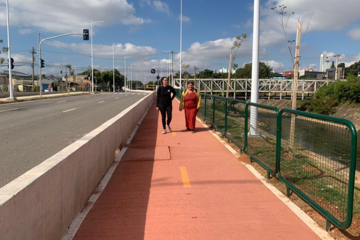 Gislaine Medeiros e Simone Almeida utilizam diariamente o novo acesso entre a Ozanan e a Latorre para chegar ao trabalho