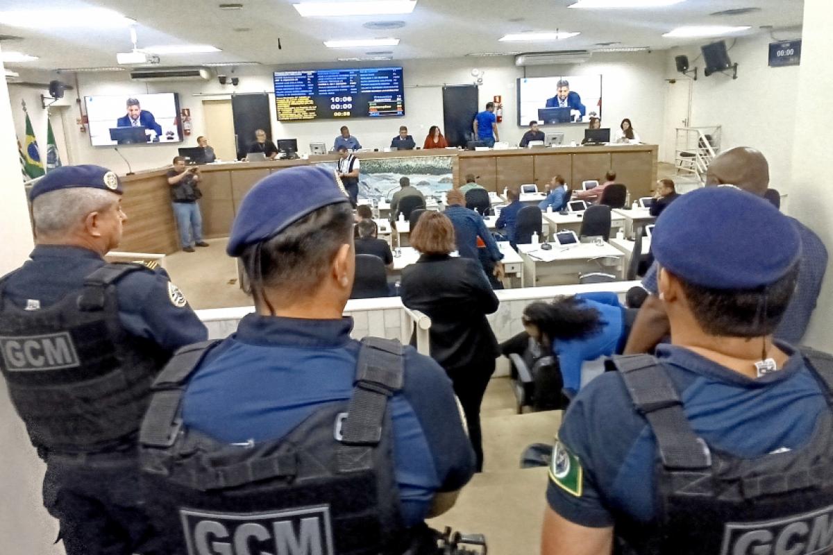 14 vereadores votaram à favor do projeto; 5 votaram contra e 3 não compareceram