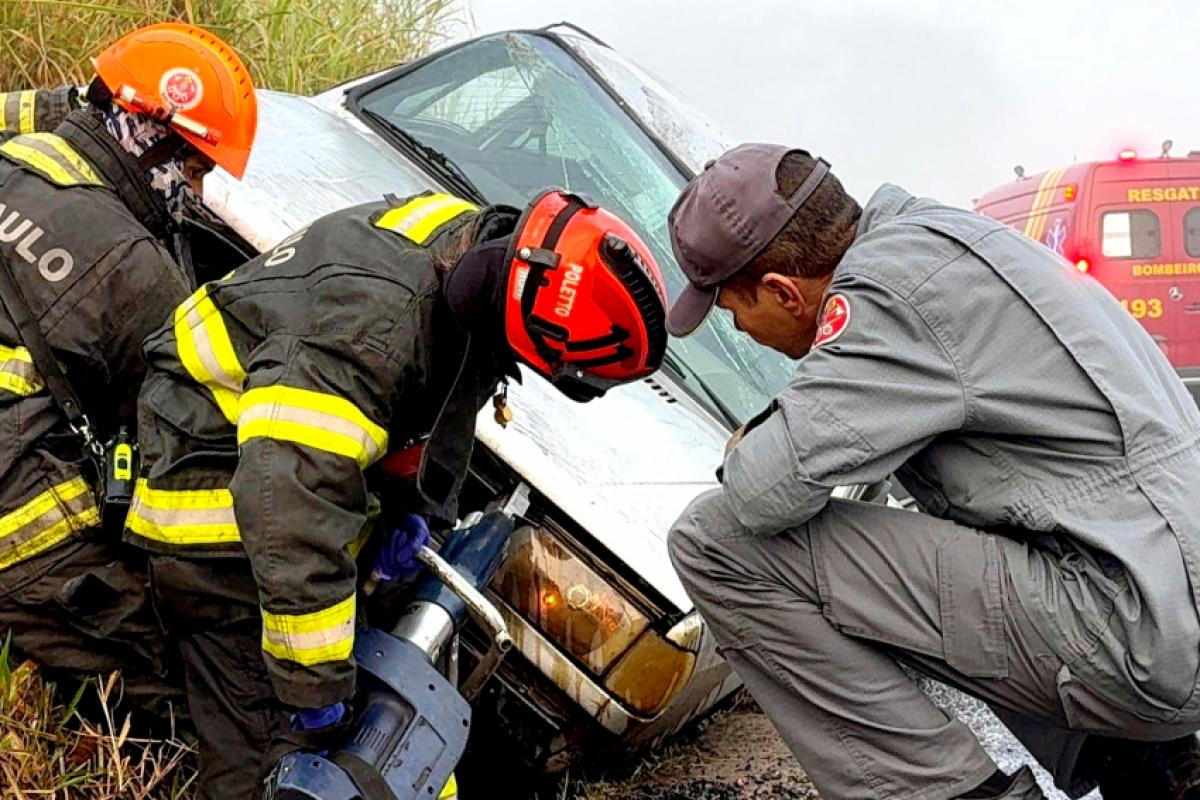 Equipes do Corpo de Bombeiros trabalharam intensamente no local.