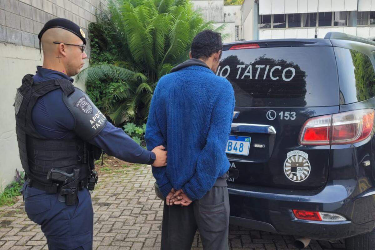 O procurado foi algemado e conduzido ao Plantão Policial, onde foi dado cumprimento ao mandado de prisão