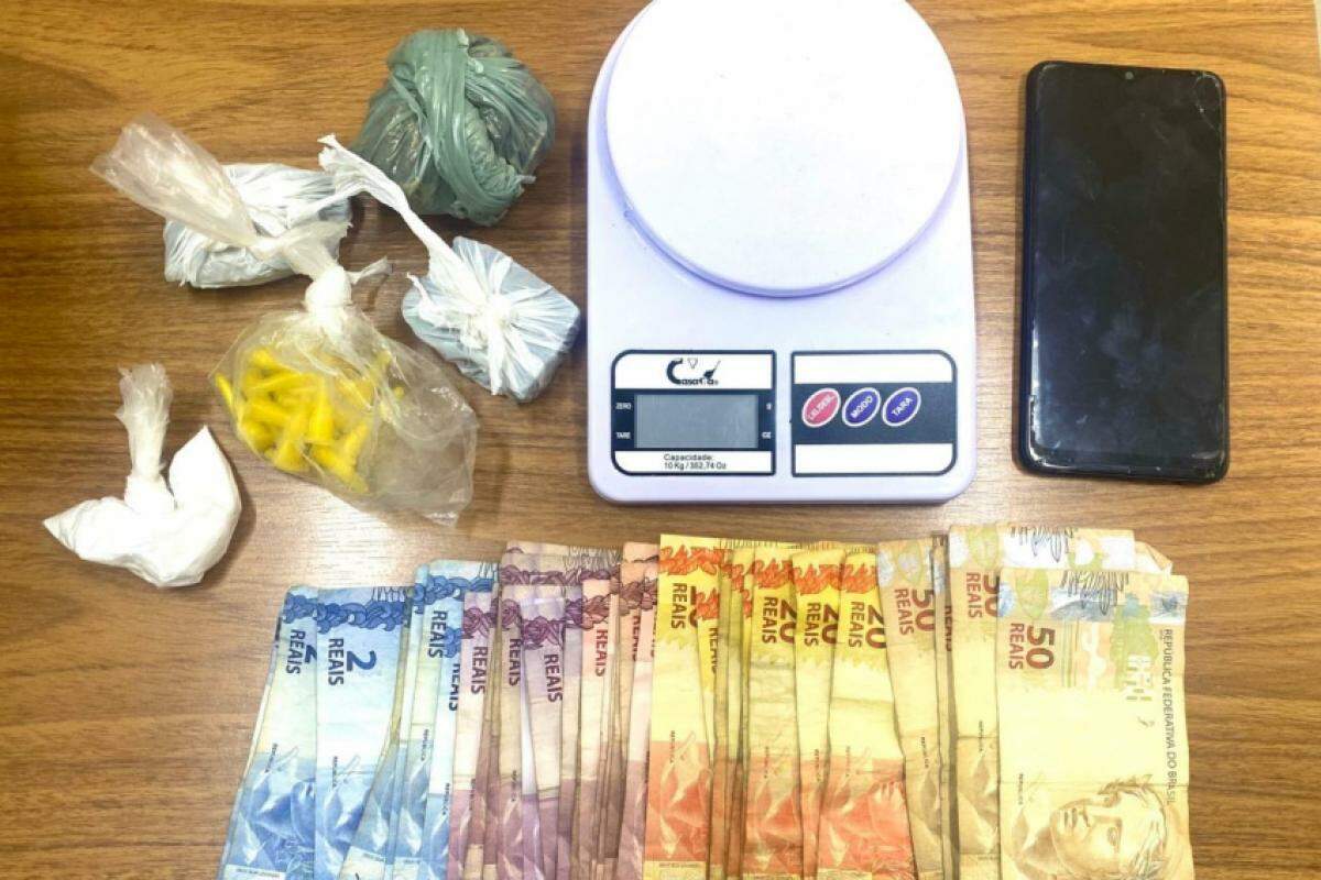 Abordagem no bairro São Judas levou à apreensão de entorpecentes e dinheiro