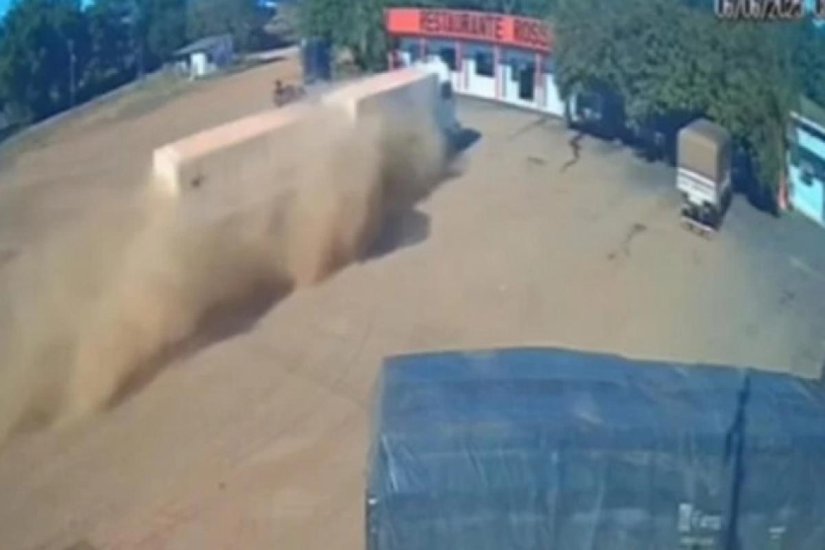  Caminhão desgovernado  invade restaurante