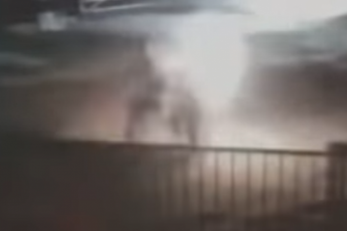 Imagens de câmeras de segurança mostram o momento em que a mulher, com o corpo em chamas, corre e se joga em uma piscina para apagar o fogo.