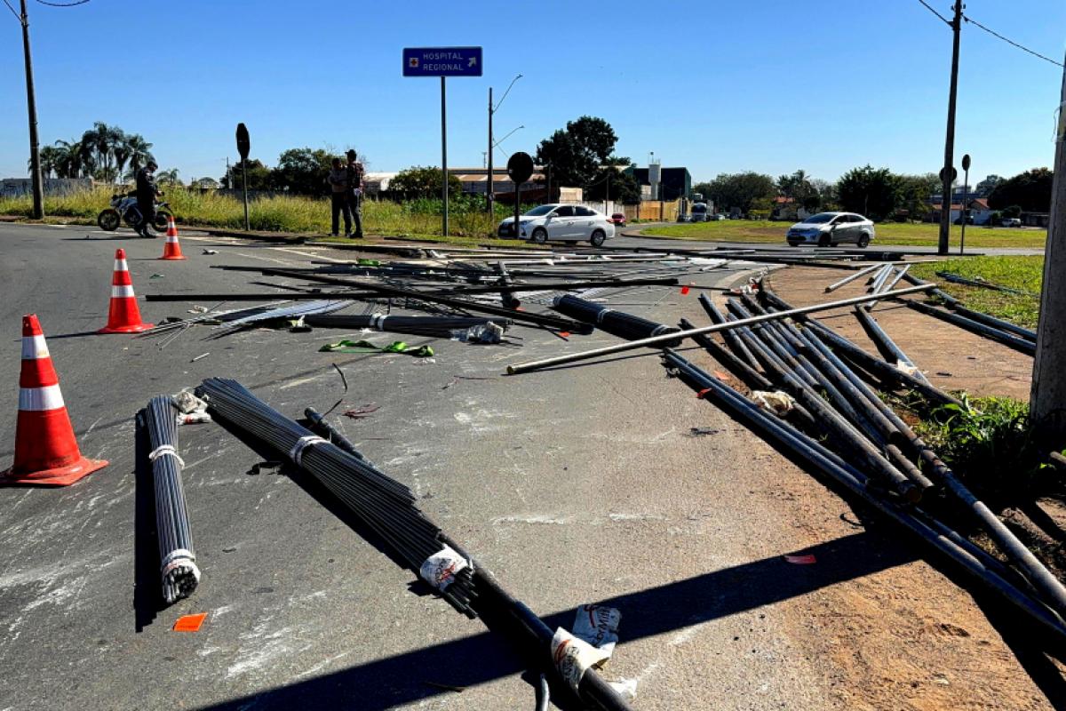 A carga caiu do veículo e ficou espalhada na rua.
