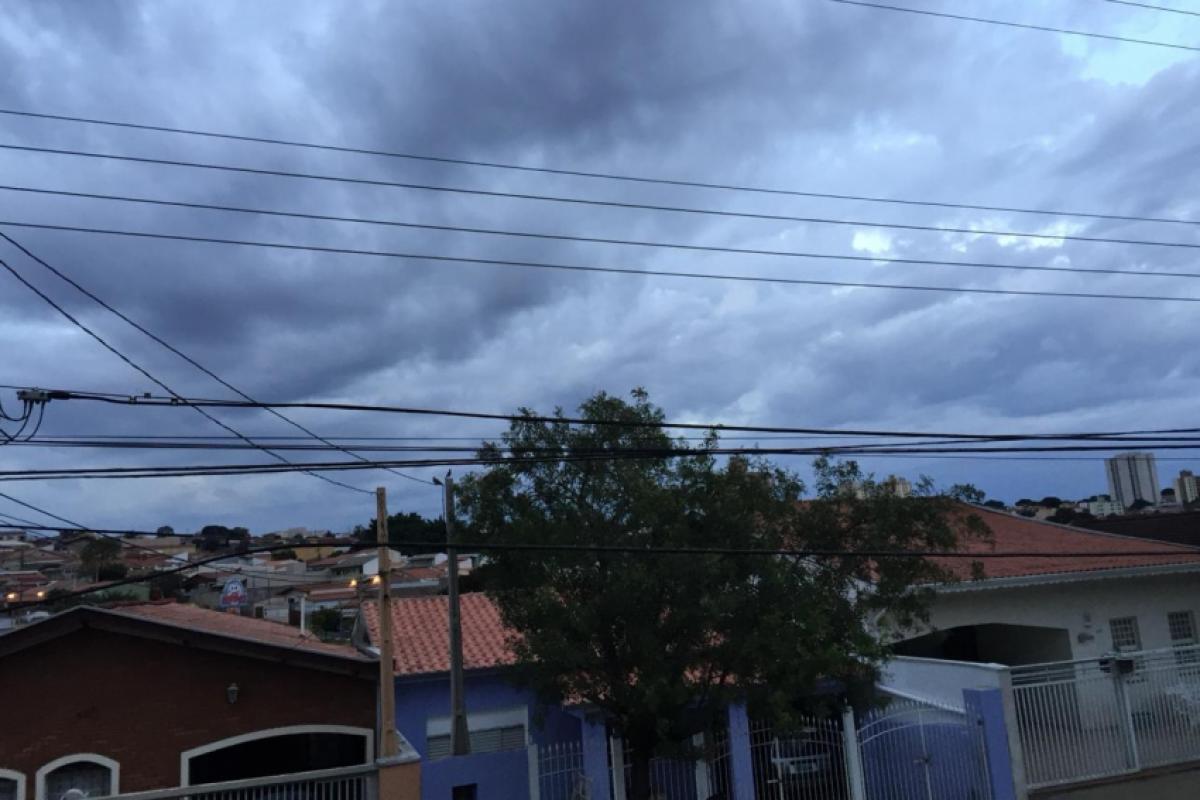 Frente fria chega a Campinas e pode provocar a primeira chuva de julho. Temperaturas caem e previsão indica frio até quarta-feira.