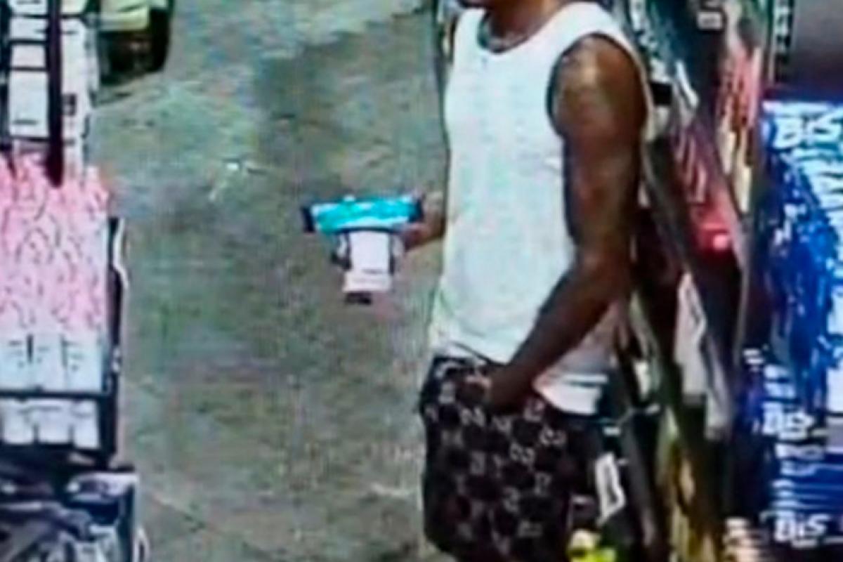 Nas imagens, o homem aparece realizando movimentos inapropriados com as mãos sobre a própria bermuda