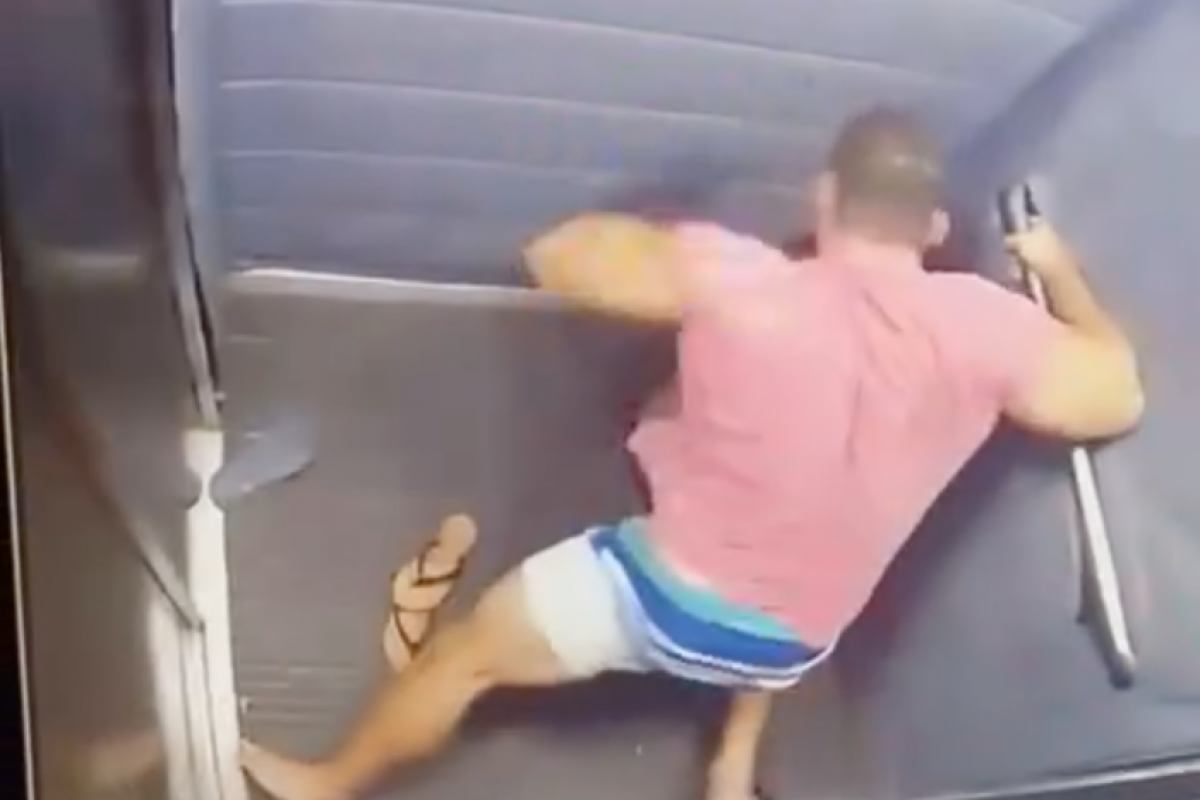 A vítima foi socorrida ao Hospital Walfredo Gurgel, onde foram constatadas múltiplas fraturas no rosto e no maxilar. 