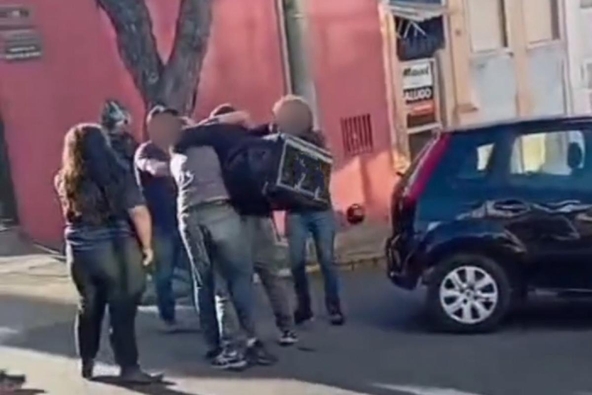 O motorista e o motociclista trocaram tapas e empurrões no meio da rua em Piracicaba.