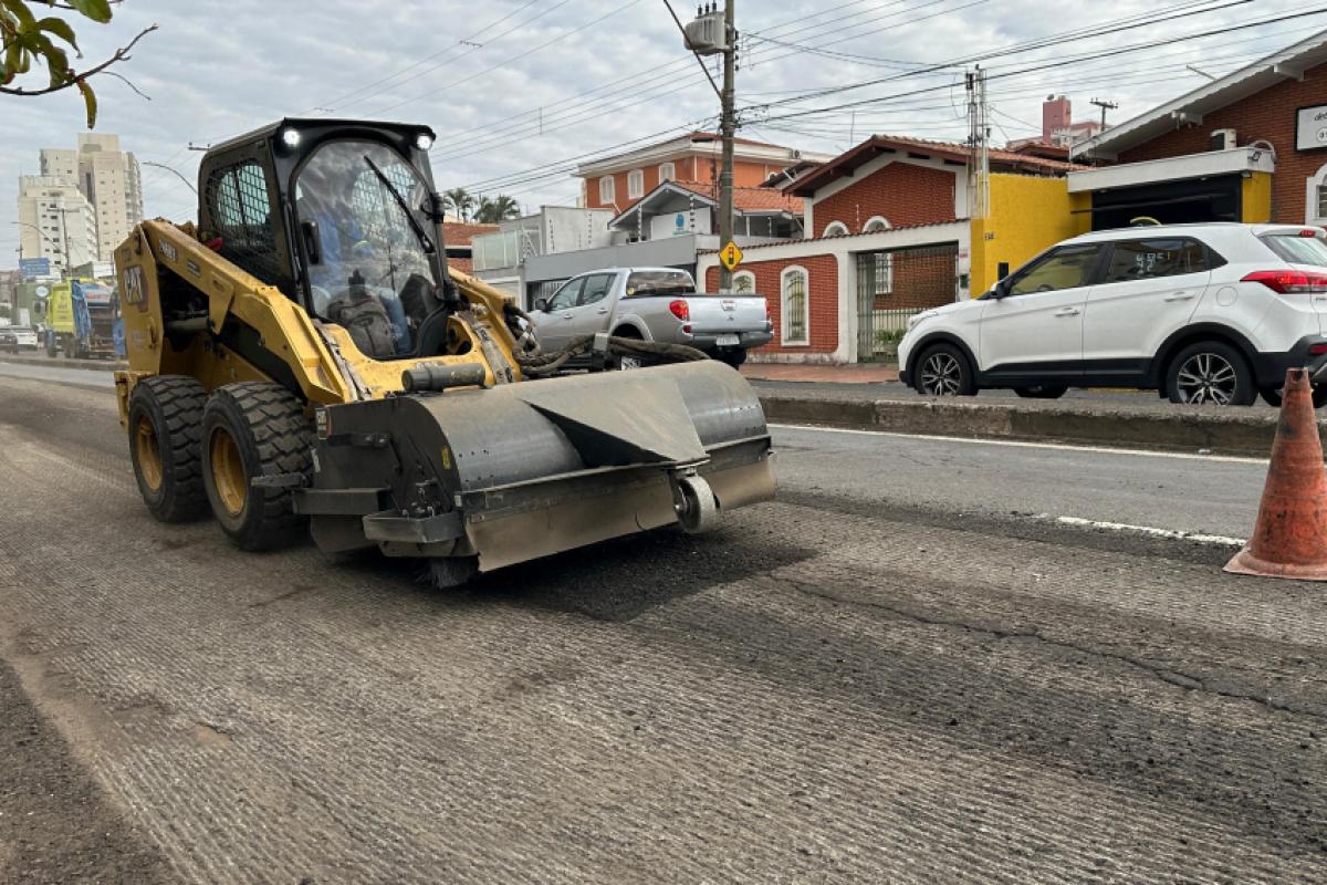 Avenida Carlos Martins Sodero, no bairro Vila Independência, teve os serviços iniciados com a fresagem da via.