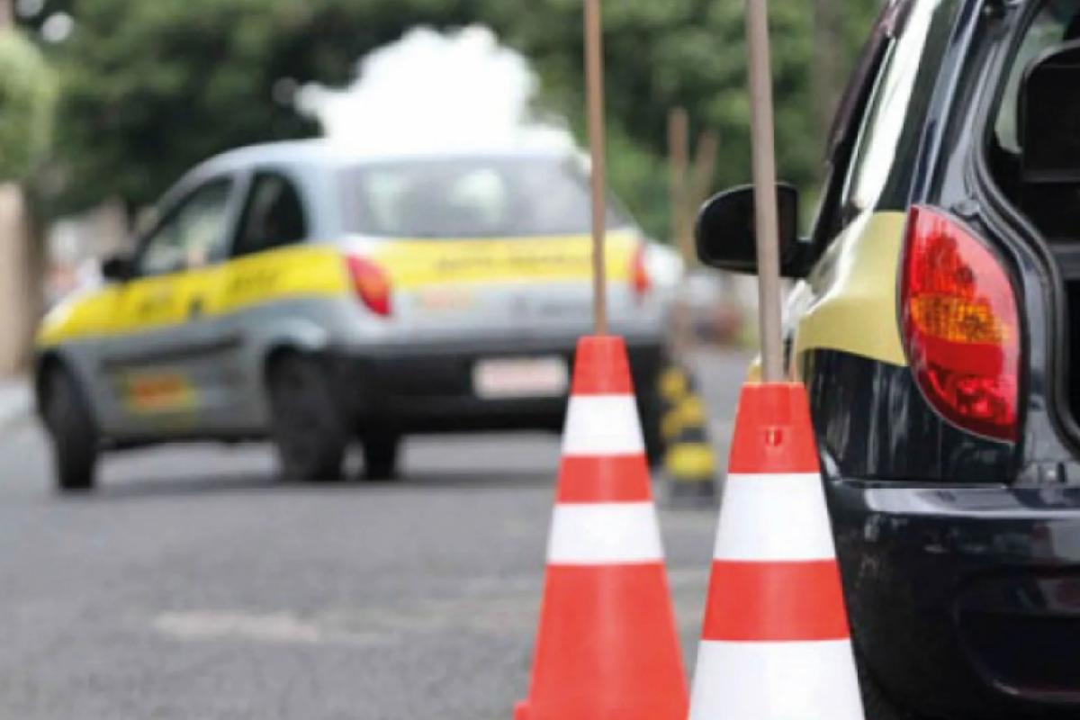 Proposta prevê a retirada da obrigatoriedade de frequentar centros de formação de condutores para obter a CNH nas categorias A e B.