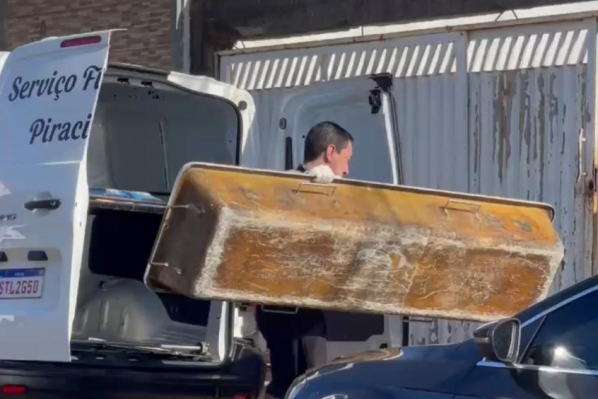 Equipes da funerária encaminharam o corpo ao IML.