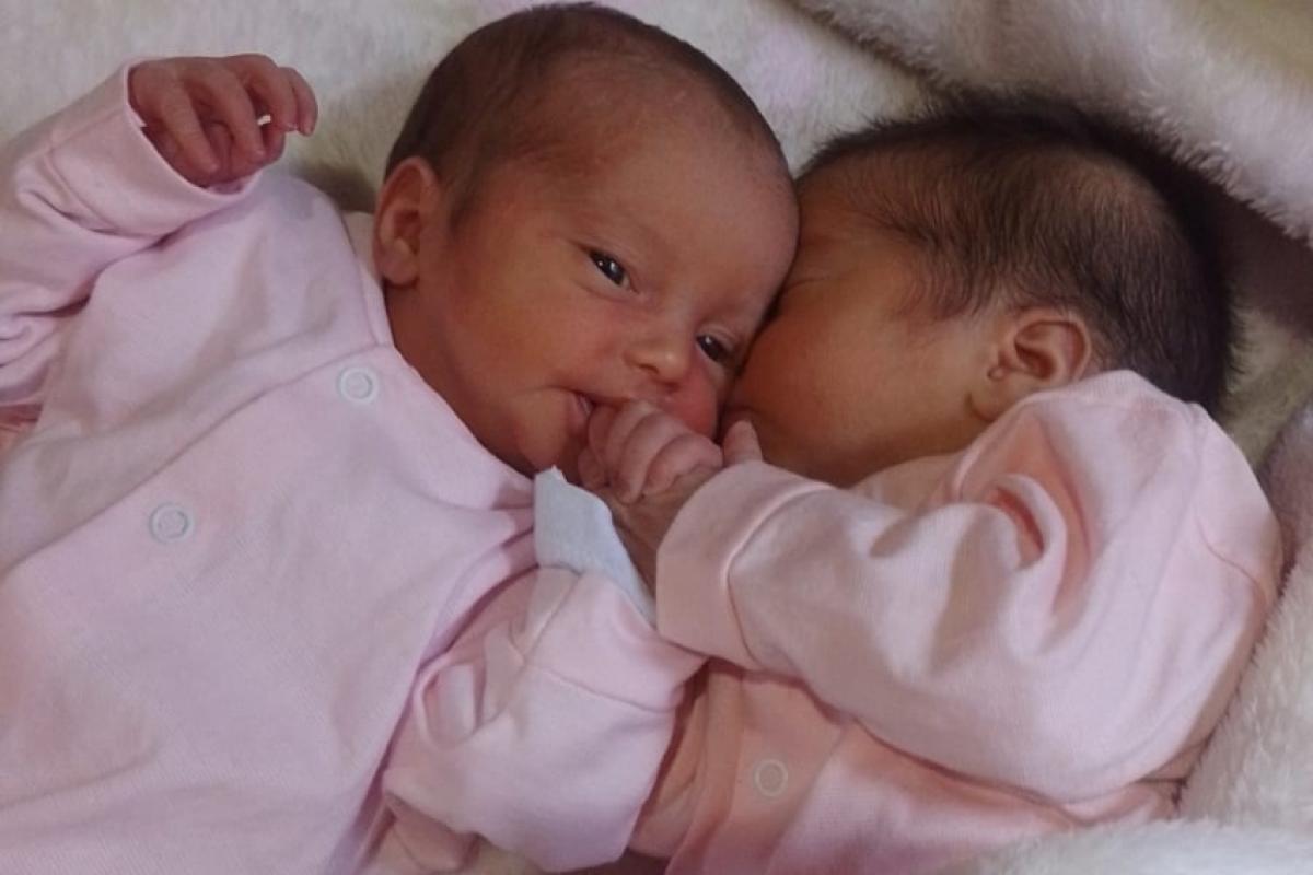 Juntas, Lívia e Laura consomem 20 mamadeiras de leite preparado